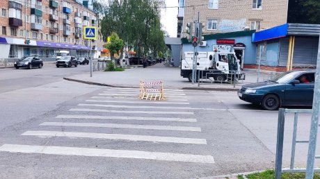Город ям: на ул. Ленинградской заметили провал на дороге