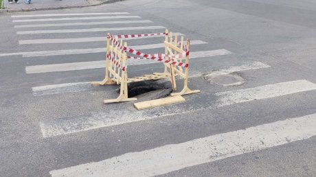 Город ям: на ул. Ленинградской заметили провал на дороге