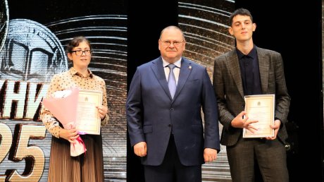 Губернатор поблагодарил педагогов и родителей лучших выпускников