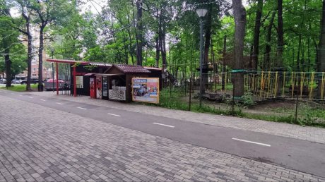 С Олимпийской аллеи убрали разозливший людей баннер с пятками