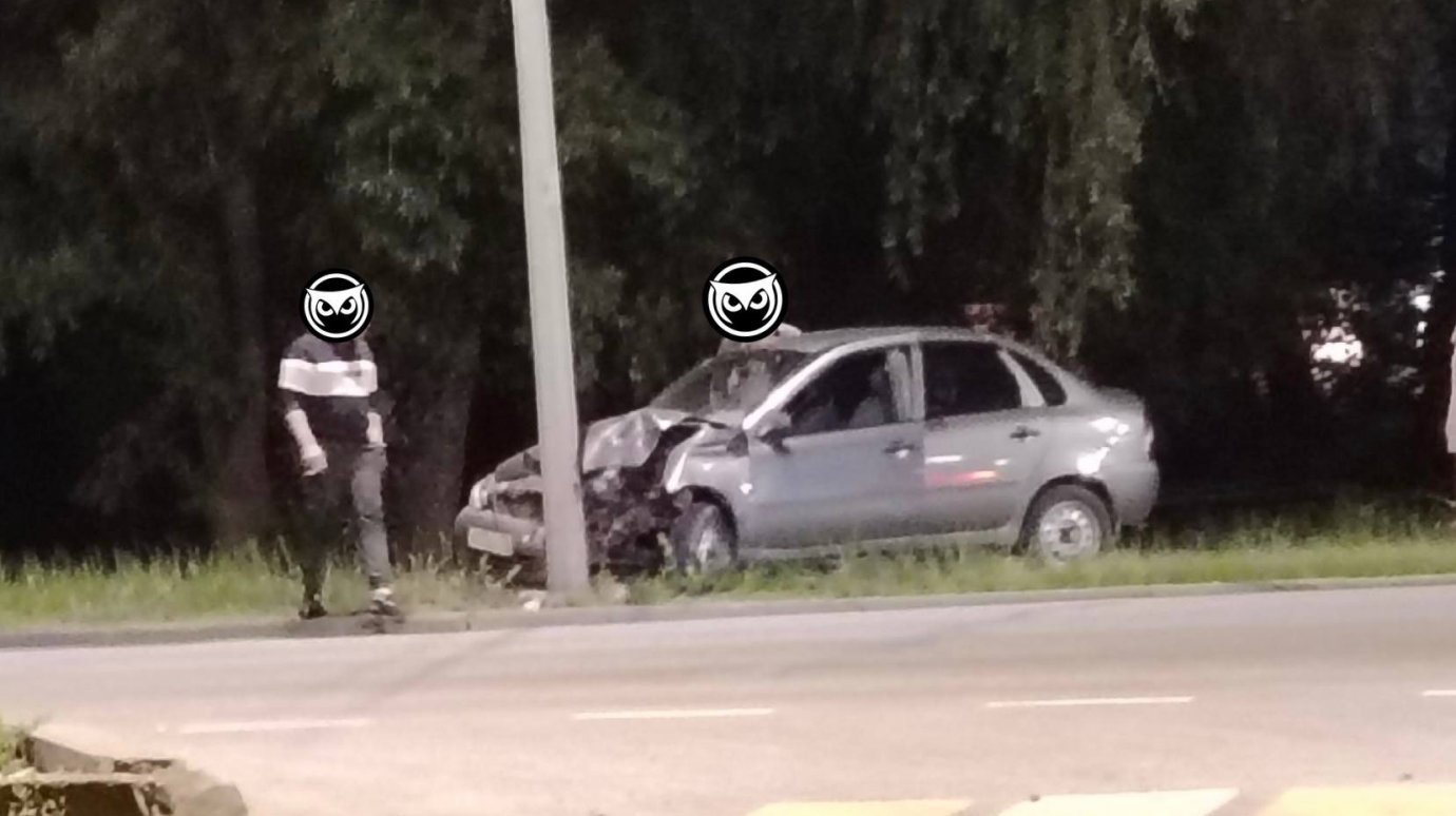 На ул. Измайлова в Пензе «Лада-Калина» врезалась в столб