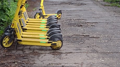 В Пензе команда скаутов ставит электросамокаты на место
