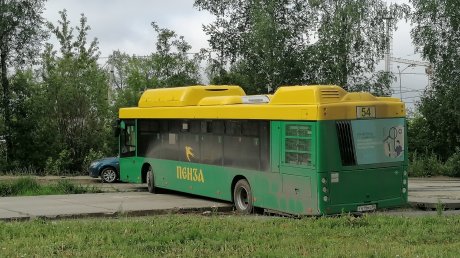 Рядом с улицей Яшиной застрял автобус продленного маршрута № 54