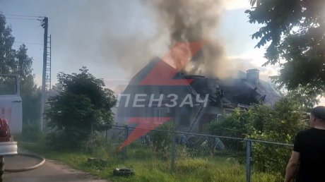 В поселке Мичуринском сгорел 3-квартирный дом