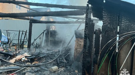В Поселках огонь уничтожил одно строение и повредил другое