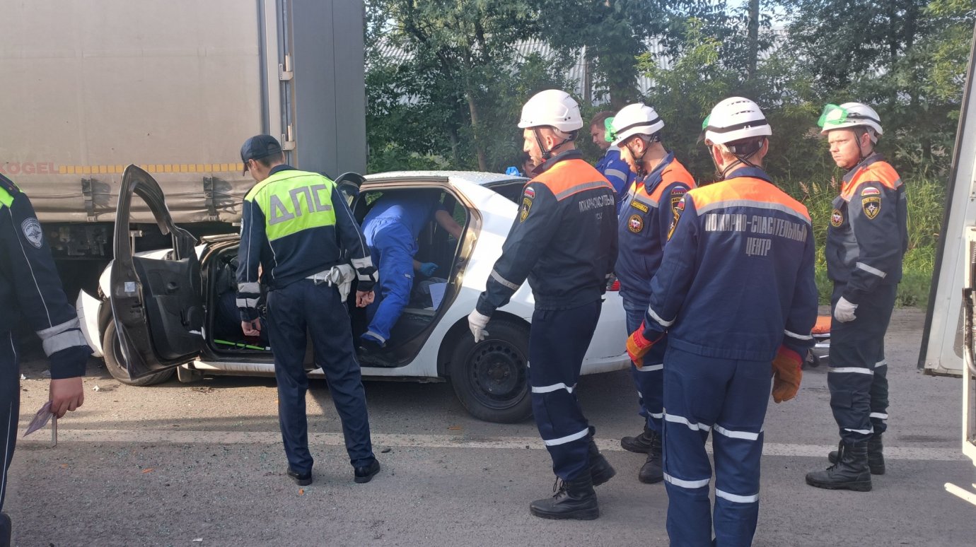Под Монтажным погиб водитель влетевшей в фуру иномарки