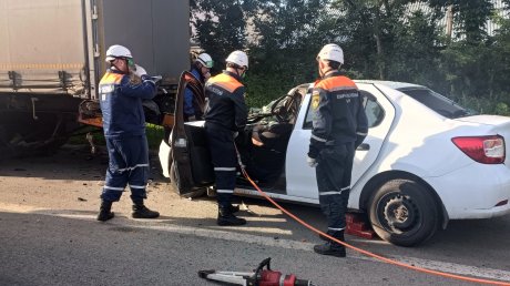 Под Монтажным погиб водитель влетевшей в фуру иномарки