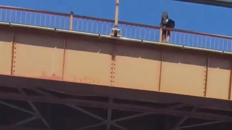 Пензенец пожаловался на девушку, плюющую с моста на лодки