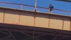 Пензенец пожаловался на девушку, плюющую с моста на лодки