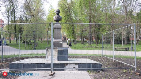 Памятник Лермонтову в Пензе не успели отремонтировать к празднику