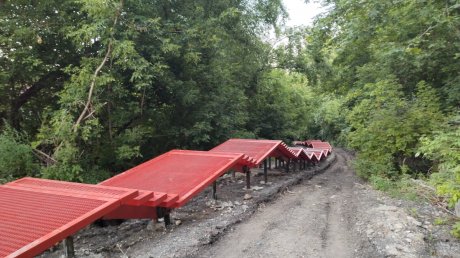 Установка лестницы с ул. Пацаева к Тропе здоровья почти завершена
