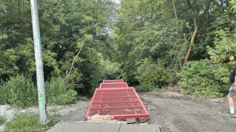 Установка лестницы с ул. Пацаева к Тропе здоровья почти завершена