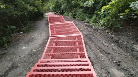 Установка лестницы с ул. Пацаева к Тропе здоровья почти завершена