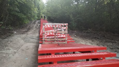 Установка лестницы с ул. Пацаева к Тропе здоровья почти завершена