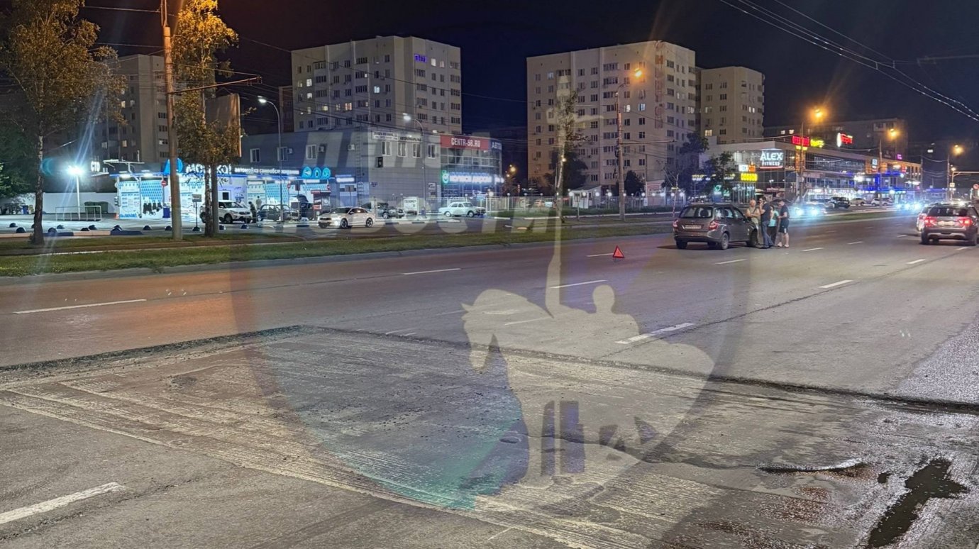 Из-за ямы на проспекте Строителей пострадали несколько машин