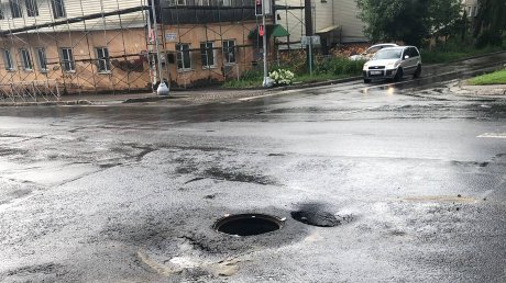 На пересечении улиц Свердлова и Богданова провалился асфальт