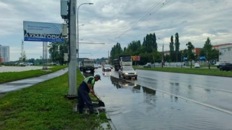 С затопленных ливнем улиц Пензы откачивают воду