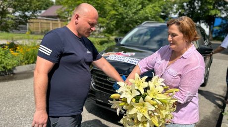 В Пензе лишившийся ног ветеран СВО получил автомобиль