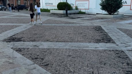 Плитка у Спасского кафедрального собора скрылась под слоем грязи