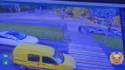Российский самокатчик на скорости столкнулся с авто, подлетел в воздух и попал на видео