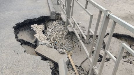 На улице Мира провалился асфальт на проезжей части