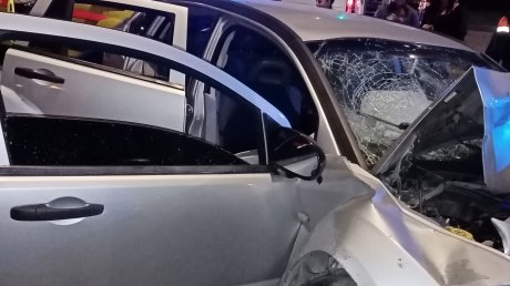 На улице Гагарина в Пензе Dodge влетел в столб