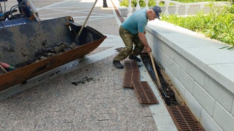 На Соборной площади в Пензе прочистили ливневую канализацию