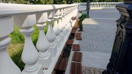 На Соборной площади в Пензе прочистили ливневую канализацию