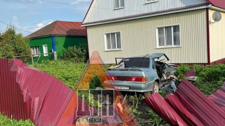 В поселке Беково 2 водителя протаранили забор частного дома