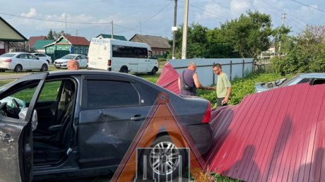 В поселке Беково 2 водителя протаранили забор частного дома