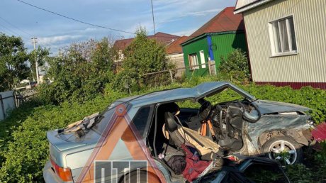 В поселке Беково 2 водителя протаранили забор частного дома