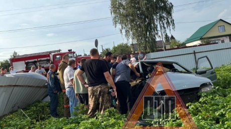 В поселке Беково 2 водителя протаранили забор частного дома