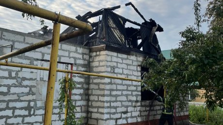 В селе Малая Валяевка загорелся жилой дом