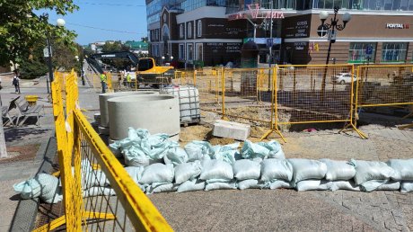 На пересечении улиц Кураева и Московской разрыли дорогу