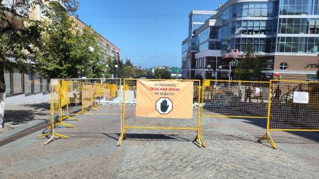 На пересечении улиц Кураева и Московской разрыли дорогу