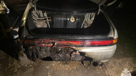 В Кузнецке 7 пожарных тушили загоревшийся автомобиль