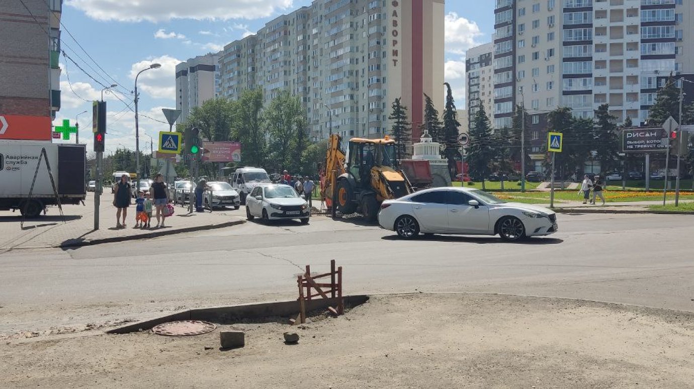 Провалом на улице Ленинградской занялись коммунальщики