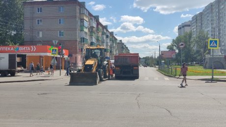 Провалом на улице Ленинградской занялись коммунальщики