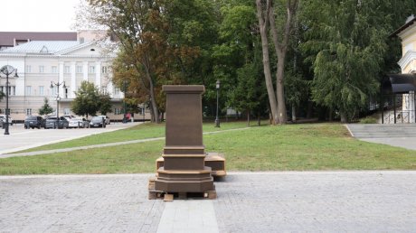 На Соборную площадь привезли бюст императора Александра I