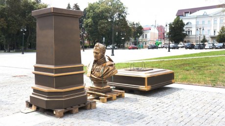 На Соборную площадь привезли бюст императора Александра I