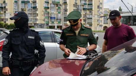 В Пензе 15 автомобилистам вручили повестки на дороге