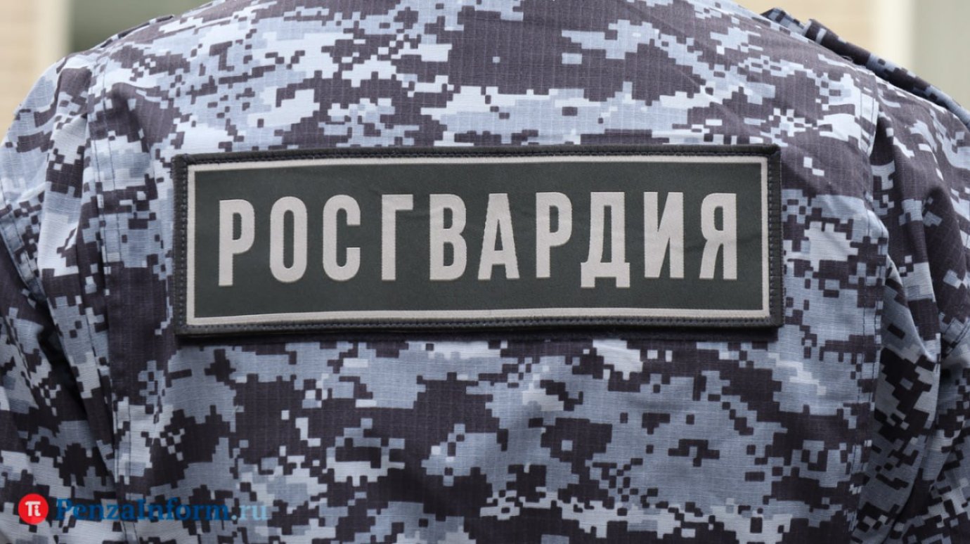В Пензе посетитель бара разбил стекло, сопротивляясь официанткам