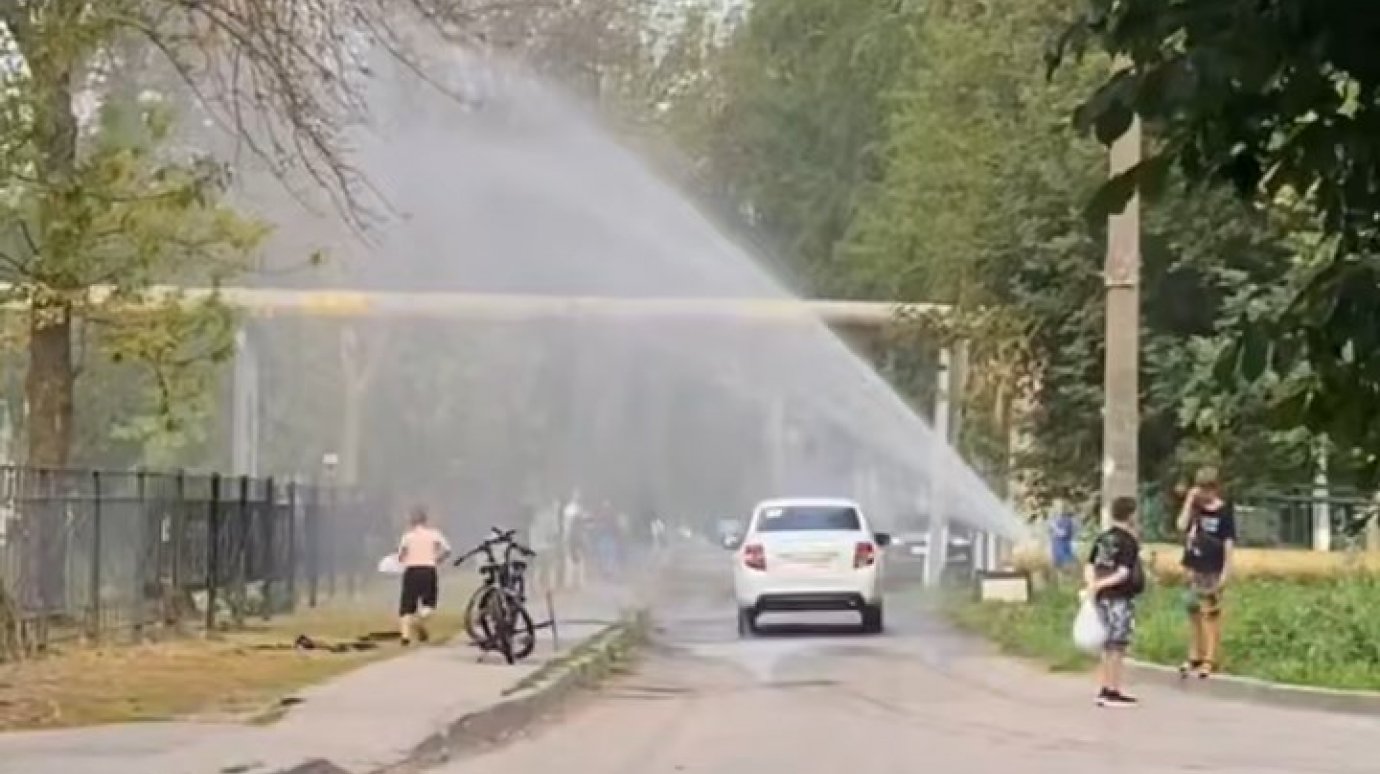 Дети обрадовались внезапному появлению фонтана на ул. Ладожской