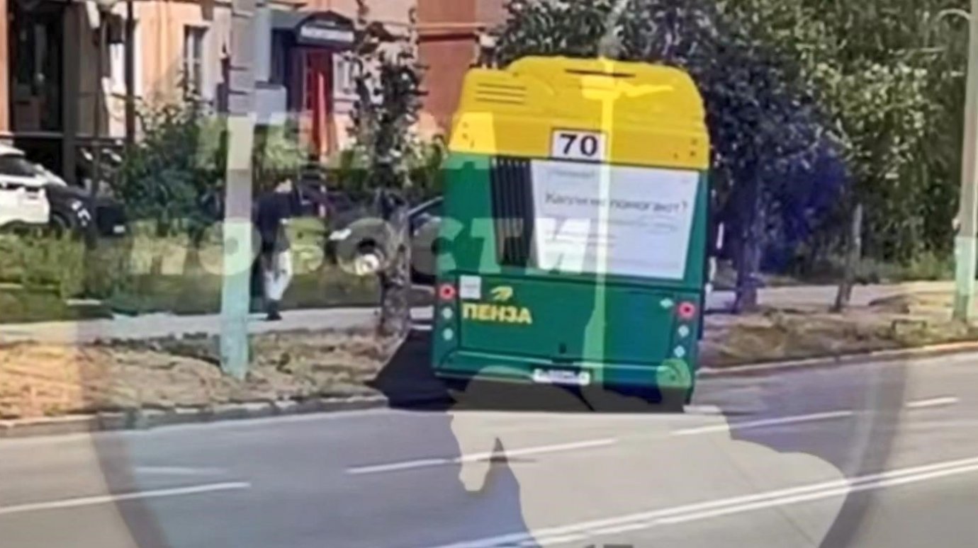 На улице Кижеватова автобус с пассажирами уехал без водителя
