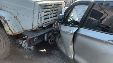 На Южной Поляне в ДТП с BMW и ЗИЛом пострадали люди