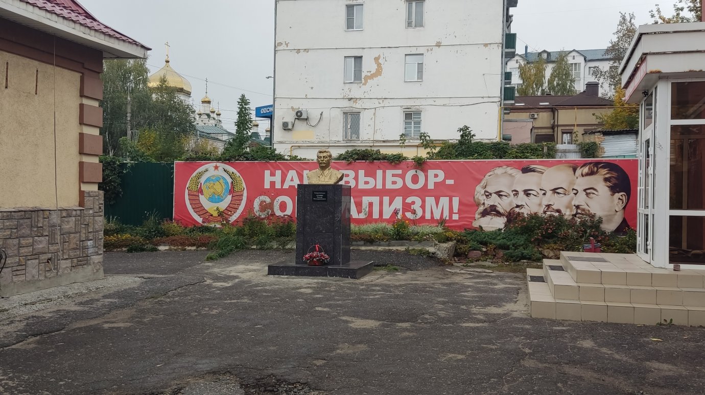 История Пензы: За памятником Сталину виднеются купола церкви