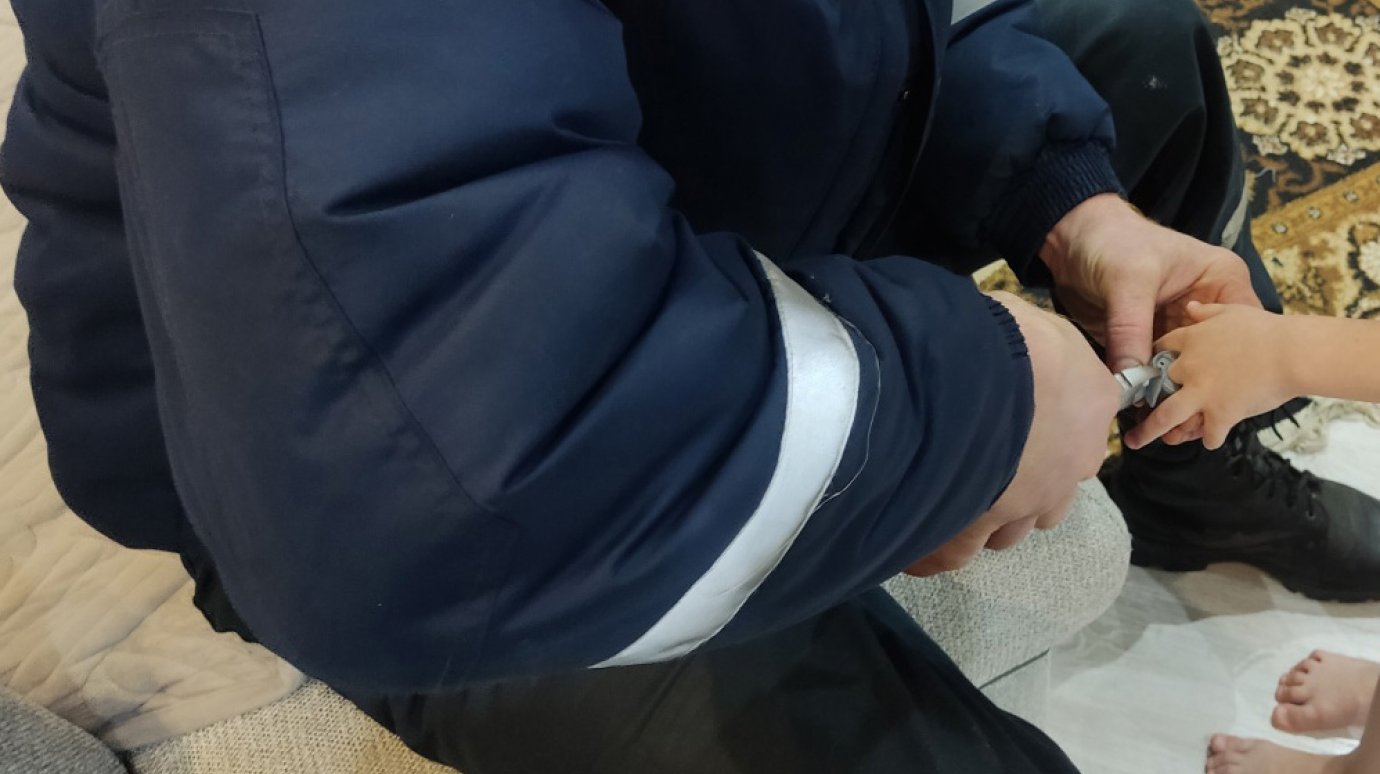 В Пензе спасатели освободили ребенка от металлической трубки