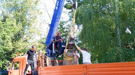 Бюст Лермонтова увезли из одноименного сквера в Пензе