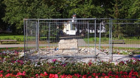 Бюст Лермонтова увезли из одноименного сквера в Пензе