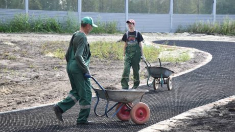 Ремонт в сквере «Семейный» идет в три смены